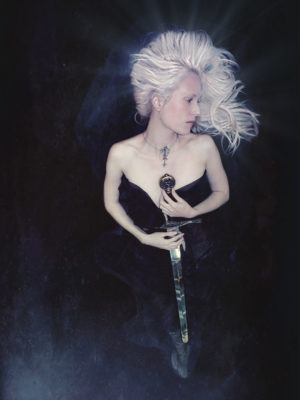 TIRAGE PHOTO : ARCANE – LA REINE D’ÉPÉES